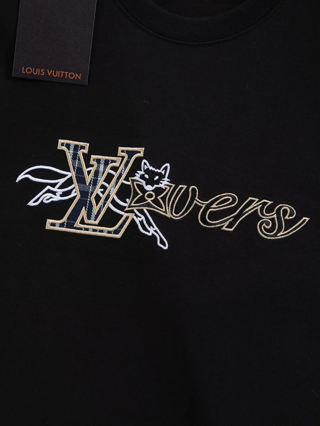 🅿️190 Louis Vuitton Louis Vuitton 1V LV LV slightly wide version S-XL LV 26ss new products are available at counters simultaneously. Multiple craftsmanship. Embroidery of civet 🦊 letters on the chest. Round neck short-sleeved T-shirt, same style for men and women! Consigned to one-to-one creation. Synchronized with the official website, pure cotton fabrics at the counter! It is close to the skin and comfortable, durable and easy to wear. It has a classic and simple logo design and meticulous original craftsmanship. Short-sleeves, a must-have item for men, do not appear to be the same for the general public, but must be unique and eye-catching. This LV short-sleeve is all about quality, comfort, the same shape and fashion as always, including fabrics and cutting techniques. All of them have been made with great effort! 320 grams of washed pure cotton fabric, pure cotton is breathable, very refreshing and comfortable for daily wear. The rib knitting on the neckline is smooth and tight, and the neckline will not be skewed if you toss it at will. The loose version, you will find that it looks really good on the upper body. The overall is minimalist and neat, super versatile for daily use! Pair it casually with a pair of pants for a youthful look. A T-shirt will make your outfit crazy. It is a fashionable item that can never go wrong! Color: Black White Size: S-XL Size chart: S: Shoulder width 50-Bust 56-Length 70 M: Shoulder width 52-Bust 57-Length 72 L: Shoulder width 54-Bust 59-Length 74 XL: Shoulder width 56-Bust 62-Length 76